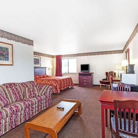 Отель Super 8 Morristown East Downtown Экстерьер фото